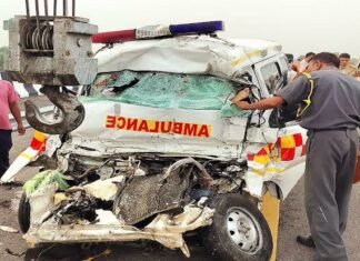 लखनऊ से शव लेकर लौट रही एंबुलेंस की एक्सप्रेसवे पर पिकअप से जबरदस्त भिड़त, पांच की मौत पूर्वांचल एक्सप्रेसवे
