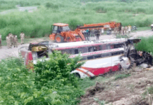 आगरा-लखनऊ एक्सप्रेसवे पर डबल डेकर बस पलटी, दो यात्रियों की मौत, 50 घायल आगरा-लखनऊ