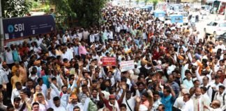 प्रदेशभर के कोटेदारों ने जवाहर भवन का घेराव कर किया प्रदर्शन, उठाई कमीशन बढ़ाने की मांग प्रदर्शन