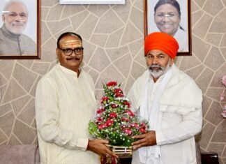 लखनऊ में डिप्टी सीएम ब्रजेश पाठक ने राकेश टिकैत से की मुलाकात, बताया शिष्टाचार भेंट राकेश टिकैत