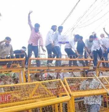 स्कूल मर्जर के विरोध में विधानसभा का धेराव करने जा रहे कांग्रेसियों की पुलिस से झड़प, गाड़ी में भरकर ईको गार्डन भेजा
