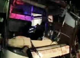 आगरा-लखनऊ एक्सप्रेसवे पर ट्रेलर में जा घुसी प्राइवेट बस, चालक की मौत, कई यात्री घायल सड़क हादसा