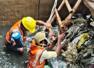 बारिश के बीच लखनऊ के खुले नाले में गिरा युवक बहा, नगर निगम के खिलाफ जनता में रोष नाले में बहा युवक