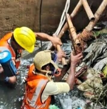 बारिश के बीच लखनऊ के खुले नाले में गिरा युवक बहा, नगर निगम के खिलाफ जनता में रोष नाले में बहा युवक