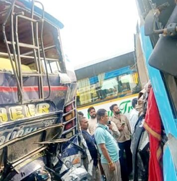 गाड़ियों की टक्कर