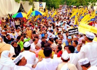स्कूल बंद के खिलाफ AAP ने किया ईको गार्डेन में प्रदर्शन, संजय सिंह ने शंख बजाकर जनता से की शंखनाद की अपील संजय सिंह