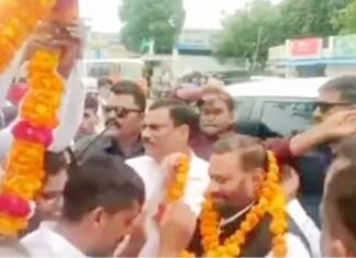 स्वागत के दौरान स्वामी प्रसाद मौर्या पर करणी सेना कार्यकर्ताओं ने किया हमला, हमलावर की हुई जमकर धुनाई, Video वायरल स्वामी प्रसाद मौर्य