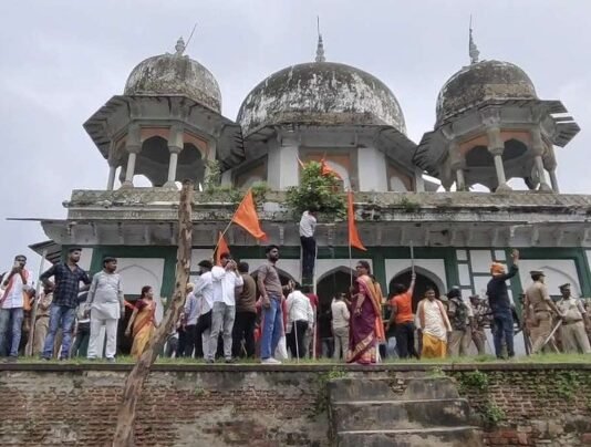 फतेहपुर मकबरा तोड़फोड़ में शामिल नेता को सपा ने पार्टी से निकाला फतेहपुर मकबरा