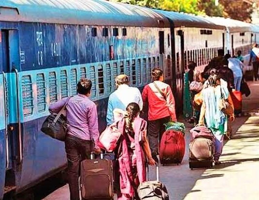 यात्रीगण कृप्या ध्यान दें! अब ट्रेन में भारी सामान व बड़ा बैग ले जाने पर लगेगा जुर्माना, लखनऊ समेत इन शहरों से होगी शुरूआत रेलवे का झटका