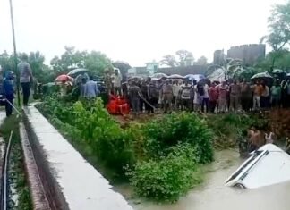 नहर में समाई बोलेरो