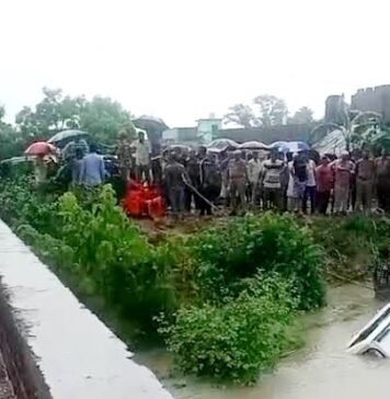 नहर में समाई बोलेरो