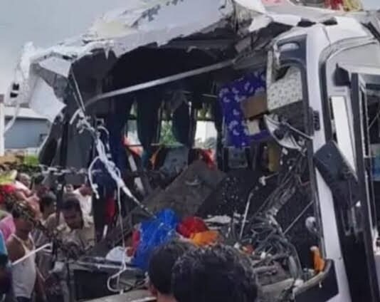 दर्दनाक: स्नान कर लौट रहे श्रद्धालुओं की बस खड़ी ट्रक से टक्कराई, दस की मौत, 30 से अधिक घायल पश्चिम बंगाल