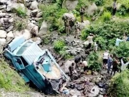 उधमपुर में खाई में गिरी CRPF की बस, तीन जवानों की मौत,15 घायल सीआरपीएफ बस