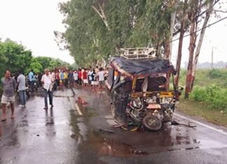 दर्दनाक: तेज रफ्तार ट्रक ने ऑटो को मारी टक्कर, गंगा स्नान को जा रहे आठ श्रद्धालुओं की मौत, पांच घायल सड़क हादसा