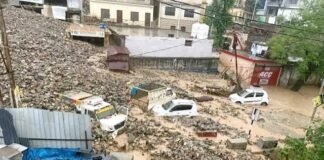 जम्मू-कश्मीर में बाढ़ से हालात भयावह, ट्रेनें कैंसिल होने से यात्री परेशान जम्मू-कश्मीर