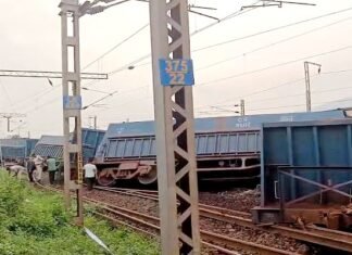 मालगाड़ियों की बोगियों में हुई भीषण टक्कर, रेलकर्मी घायल, बड़ा हादसा टला मालगाड़ी