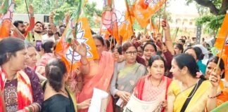 PM मोदी पर अभद्र टिप्पणी करने पर भड़के भाजपा कार्यकर्ताओं का प्रदर्शन, पुलिस से धक्का-मुक्की वोटर अधिकार यात्रा