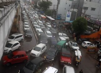 भारी बारिश व जलभराव से थमी लखनऊ की रफ्तार, कुकरैल नाले में बहे लड़कों में एक लापता भारी बारिश