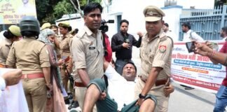 69 हजार शिक्षक भर्ती के अभ्यर्थियों ने बेसिक शिक्षा मंत्री का घेरा आवास, लगाया आरक्षण घोटाले का आरोप आरक्षण में घोटाला