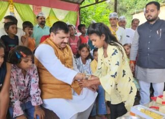 ‘भैया बचा लीजिए हमारा स्कूल’ मासूमों ने संजय सिंह को राखी बांधकर की भावुक अपील संजय सिंह को राखी