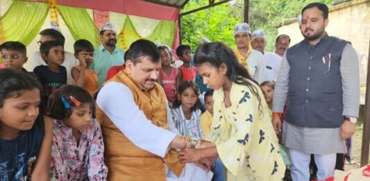 संजय सिंह को राखी