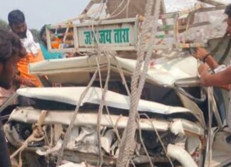 पिकअप को मारी टक्कर