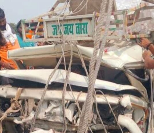 पिकअप को मारी टक्कर