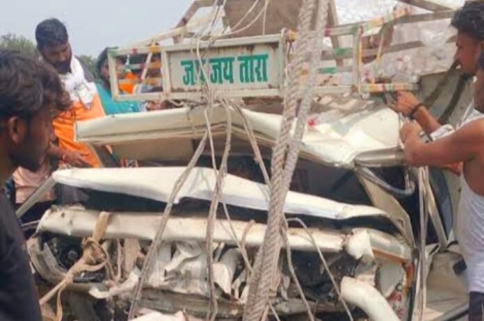पिकअप को मारी टक्कर