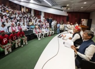 अखिलेश यादव