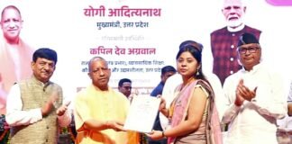 अनुदेशकों को CM योगी ने सौंपे नियुक्ति पत्र, कहा योग्यता व क्षमता पर ही मिलेगा रोजगार कौशल विकास विभाग