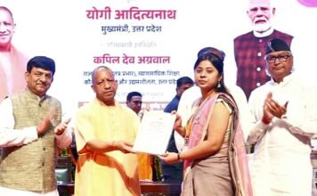 अनुदेशकों को CM योगी ने सौंपे नियुक्ति पत्र, कहा योग्यता व क्षमता पर ही मिलेगा रोजगार कौशल विकास विभाग