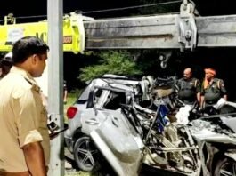ट्रक में घुसी कार