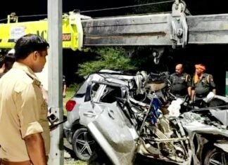 ट्रक में घुसी कार