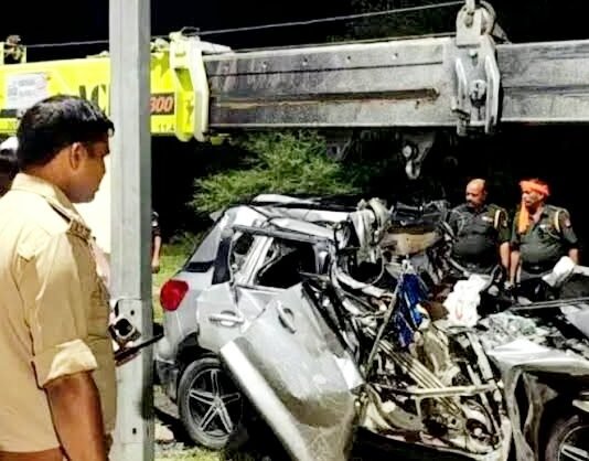 ट्रक में घुसी कार