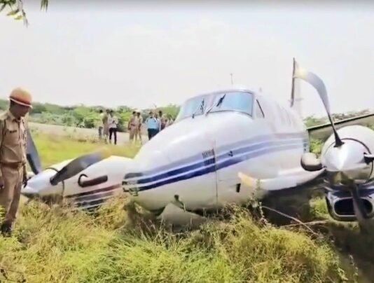 UP: टेक ऑफ के दौरान रनवे से उतर झाड़ियों में घुसा विमान, बड़ा हादसा टला जेट क्रैश