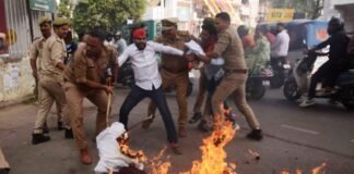 समाजवादी छात्रसभा ने फूंका CM योगी का पुतला, कहा बेटी को घर में घुसकर मार रहे गुंडे छात्रसभा