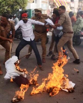 समाजवादी छात्रसभा ने फूंका CM योगी का पुतला, कहा बेटी को घर में घुसकर मार रहे गुंडे छात्रसभा
