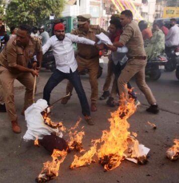 समाजवादी छात्रसभा ने फूंका CM योगी का पुतला, कहा बेटी को घर में घुसकर मार रहे गुंडे छात्रसभा