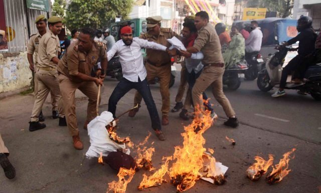 समाजवादी छात्रसभा ने फूंका CM योगी का पुतला, कहा बेटी को घर में घुसकर मार रहे गुंडे छात्रसभा