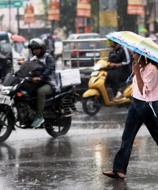 UP के कई जिलों में दिखा मोंथा का असर, लखनऊ समेत आस-पास के जिलों में हुई बारिश मौसम