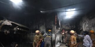 कल्याणपुर के नेक्सा शोरूम में लगी आग, मची अफरा-तफरी नेक्सा शोरूम