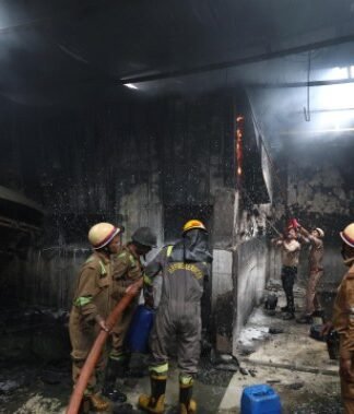 कल्याणपुर के नेक्सा शोरूम में लगी आग, मची अफरा-तफरी नेक्सा शोरूम