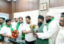 बिहार चुनाव के बीच ओवैसी को लगा बड़ा झटका, AIMIM छोड़ RJD में शामिल हुए कई नेता आरजेडी