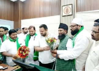 बिहार चुनाव के बीच ओवैसी को लगा बड़ा झटका, AIMIM छोड़ RJD में शामिल हुए कई नेता आरजेडी