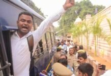 मायावती को भारी पड़ी योगी सरकार की तारीफ, दलित-पिछड़े अभ्यर्थियों ने बसपा सुप्रीमो के आवास पर किया प्रदर्शन दलित-पिछड़े अभ्यर्थी