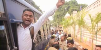 मायावती को भारी पड़ी योगी सरकार की तारीफ, दलित-पिछड़े अभ्यर्थियों ने बसपा सुप्रीमो के आवास पर किया प्रदर्शन दलित-पिछड़े अभ्यर्थी