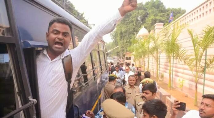 मायावती को भारी पड़ी योगी सरकार की तारीफ, दलित-पिछड़े अभ्यर्थियों ने बसपा सुप्रीमो के आवास पर किया प्रदर्शन दलित-पिछड़े अभ्यर्थी