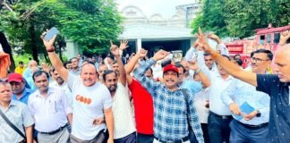 बकाया की मांग को लेकर सहारा शहर में कर्मचारियों ने किया प्रदर्शन सहारा शहर