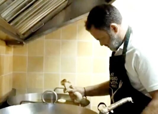दिवाली पर राहुल ने मिठाई की दुकान में खुद बनाए लड्डू-इमरती राहुल गांधी