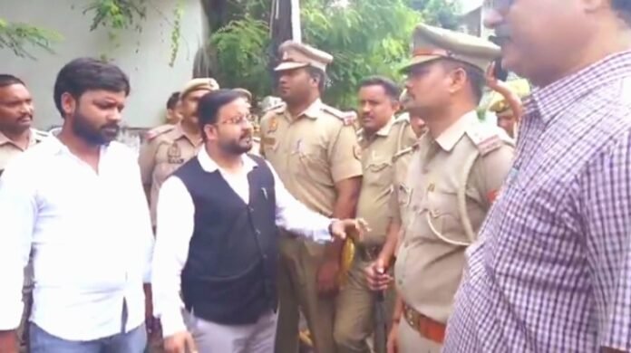 हाउस अरेस्ट